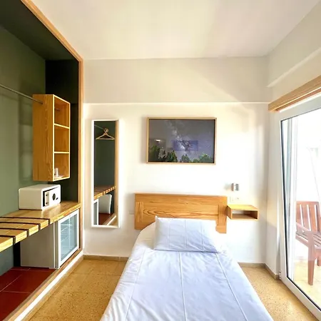Eden Hotel *